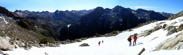 Arribant a l'estany Gla&ccedil;at de Comaloformo, amb el pic Punta Alta al darrera